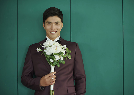 포토 JPG 스튜디오촬영 남자 행복 부케 신랑 결혼 나비넥타이 실내 사랑 한명 서기 들기 정장 턱시도 상반신 성인 앞모습 30대 한국인 즐거움 성인남자한명만 웨딩촬영 국내포토 1 옷 감정 뷰포인트 꽃다발 모션 넥타이 사람 동양인 이벤트 내부 장년 기념사진 남자한명만 성인남자만 파일형식