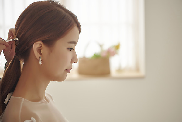 포토 JPG 스튜디오촬영 손 여자 행복 신부 웨딩드레스 결혼 실내 사랑 한명 앉기 상반신 20대 성인 옆모습 신체부위 한국인 즐거움 신부화장 성인여자한명만 웨딩촬영 국내포토 1 드레스 감정 뷰포인트 모션 사람 동양인 이벤트 청년 내부 화장 기념사진 여자한명만 성인여자만 파일형식