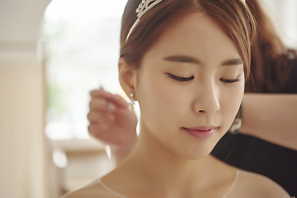 포토 JPG 스튜디오촬영 손 여자 행복 신부 웨딩드레스 결혼 실내 사랑 한명 앉기 상반신 20대 성인 앞모습 신체부위 한국인 즐거움 신부화장 성인여자한명만 웨딩촬영 국내포토 1 드레스 감정 뷰포인트 모션 사람 동양인 이벤트 청년 내부 화장 기념사진 여자한명만 성인여자만 파일형식