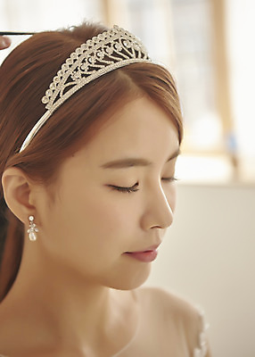 포토 JPG 스튜디오촬영 여자 행복 신부 웨딩드레스 결혼 실내 사랑 한명 앉기 상반신 20대 성인 옆모습 눈감음 한국인 즐거움 티아라 신부화장 성인여자한명만 웨딩촬영 국내포토 1 드레스 감정 뷰포인트 모션 왕관 사람 동양인 이벤트 청년 내부 화장 기념사진 여자한명만 성인여자만 파일형식