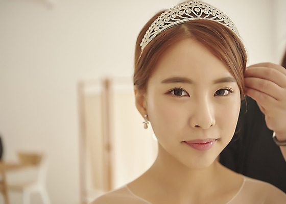 포토 JPG 스튜디오촬영 손 여자 행복 신부 웨딩드레스 결혼 실내 사랑 한명 앉기 상반신 20대 성인 앞모습 신체부위 한국인 즐거움 티아라 신부화장 성인여자한명만 웨딩촬영 국내포토 1 드레스 감정 뷰포인트 모션 왕관 사람 동양인 이벤트 청년 내부 화장 기념사진 여자한명만 성인여자만 파일형식