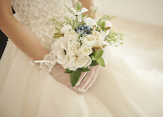 포토 JPG 스튜디오촬영 여자 행복 신부 부케 웨딩드레스 결혼 실내 사랑 한명 들기 앉기 상반신 20대 성인 옆모습 한국인 즐거움 신부화장 성인여자한명만 웨딩촬영 국내포토 1 드레스 감정 뷰포인트 꽃다발 모션 사람 동양인 이벤트 청년 내부 화장 기념사진 여자한명만 성인여자만 파일형식