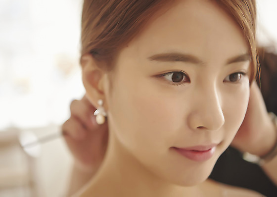 포토 JPG 스튜디오촬영 손 여자 행복 신부 웨딩드레스 결혼 실내 사랑 한명 앉기 근접촬영 상반신 20대 성인 앞모습 신체부위 한국인 즐거움 신부화장 성인여자한명만 웨딩촬영 국내포토 1 드레스 감정 뷰포인트 모션 사람 동양인 이벤트 청년 내부 화장 기념사진 여자한명만 성인여자만 파일형식