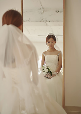 포토 JPG 스튜디오촬영 여자 행복 신부 부케 웨딩드레스 결혼 면사포 실내 사랑 한명 들기 앉기 상반신 20대 성인 뒷모습 거울 한국인 즐거움 신부화장 성인여자한명만 웨딩촬영 국내포토 1 드레스 감정 뷰포인트 꽃다발 모션 사람 동양인 이벤트 청년 내부 화장 결혼소품 기념사진 여자한명만 성인여자만 파일형식