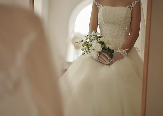 포토 JPG 스튜디오촬영 여자 행복 신부 부케 웨딩드레스 결혼 실내 사랑 한명 들기 앉기 상반신 20대 성인 뒷모습 거울 한국인 즐거움 신부화장 성인여자한명만 웨딩촬영 국내포토 1 드레스 감정 뷰포인트 꽃다발 모션 사람 동양인 이벤트 청년 내부 화장 기념사진 여자한명만 성인여자만 파일형식