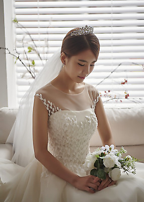 포토 JPG 스튜디오촬영 여자 행복 신부 부케 웨딩드레스 결혼 면사포 실내 사랑 한명 들기 앉기 상반신 20대 성인 앞모습 한국인 즐거움 티아라 성인여자한명만 웨딩촬영 국내포토 1 드레스 감정 뷰포인트 꽃다발 모션 왕관 사람 동양인 이벤트 청년 내부 결혼소품 기념사진 여자한명만 성인여자만 파일형식