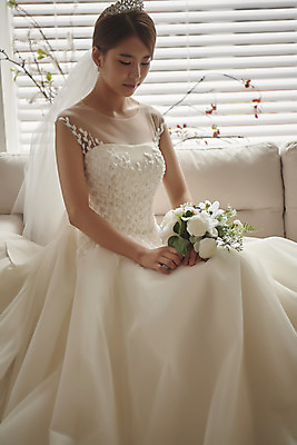 포토 JPG 스튜디오촬영 여자 행복 신부 부케 웨딩드레스 결혼 면사포 실내 사랑 한명 들기 앉기 상반신 20대 성인 앞모습 한국인 즐거움 티아라 성인여자한명만 웨딩촬영 국내포토 1 드레스 감정 뷰포인트 꽃다발 모션 왕관 사람 동양인 이벤트 청년 내부 결혼소품 기념사진 여자한명만 성인여자만 파일형식