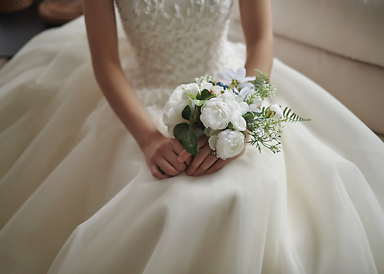 포토 JPG 스튜디오촬영 여자 행복 신부 부케 웨딩드레스 결혼 실내 사랑 한명 들기 앉기 상반신 20대 성인 앞모습 한국인 즐거움 성인여자한명만 웨딩촬영 국내포토 1 드레스 감정 뷰포인트 꽃다발 모션 사람 동양인 이벤트 청년 내부 기념사진 여자한명만 성인여자만 파일형식