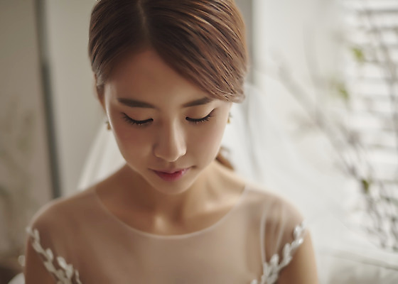 포토 JPG 스튜디오촬영 여자 행복 신부 부케 웨딩드레스 결혼 실내 사랑 한명 들기 앉기 상반신 20대 성인 앞모습 눈감음 한국인 즐거움 성인여자한명만 웨딩촬영 국내포토 1 드레스 감정 뷰포인트 꽃다발 모션 사람 동양인 이벤트 청년 내부 기념사진 여자한명만 성인여자만 파일형식