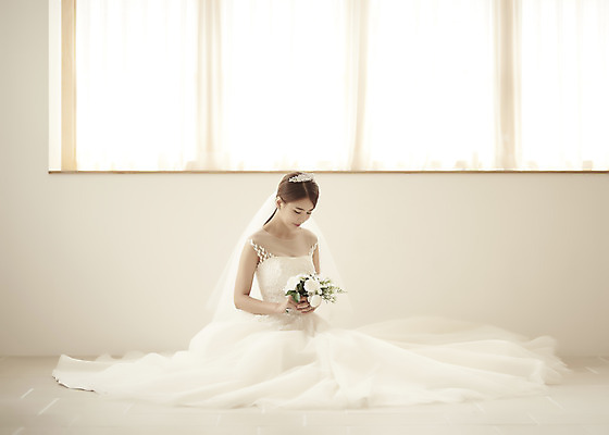 포토 JPG 스튜디오촬영 전신 여자 행복 신부 부케 웨딩드레스 결혼 창문 면사포 실내 사랑 한명 들기 앉기 20대 성인 앞모습 한국인 즐거움 티아라 성인여자한명만 웨딩촬영 국내포토 1 드레스 감정 뷰포인트 꽃다발 모션 왕관 사람 동양인 이벤트 청년 내부 결혼소품 기념사진 여자한명만 성인여자만 파일형식