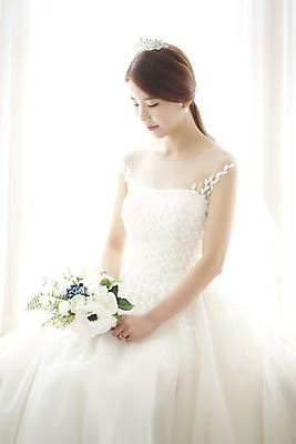 포토 JPG 스튜디오촬영 여자 행복 신부 부케 웨딩드레스 결혼 실내 사랑 한명 들기 앉기 상반신 20대 성인 옆모습 한국인 즐거움 티아라 성인여자한명만 웨딩촬영 국내포토 1 드레스 감정 뷰포인트 꽃다발 모션 왕관 사람 동양인 이벤트 청년 내부 기념사진 여자한명만 성인여자만 파일형식