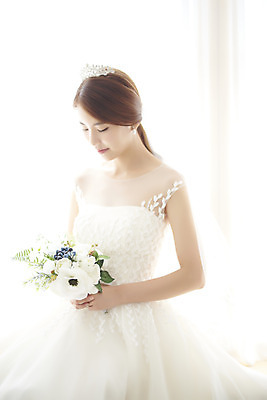 포토 JPG 스튜디오촬영 여자 행복 신부 부케 웨딩드레스 결혼 실내 사랑 한명 들기 앉기 상반신 20대 성인 옆모습 한국인 즐거움 티아라 성인여자한명만 웨딩촬영 국내포토 1 드레스 감정 뷰포인트 꽃다발 모션 왕관 사람 동양인 이벤트 청년 내부 기념사진 여자한명만 성인여자만 파일형식