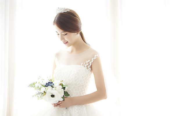 포토 JPG 스튜디오촬영 여자 행복 신부 부케 웨딩드레스 결혼 실내 사랑 한명 들기 앉기 상반신 20대 성인 옆모습 한국인 즐거움 티아라 성인여자한명만 웨딩촬영 국내포토 1 드레스 감정 뷰포인트 꽃다발 모션 왕관 사람 동양인 이벤트 청년 내부 기념사진 여자한명만 성인여자만 파일형식