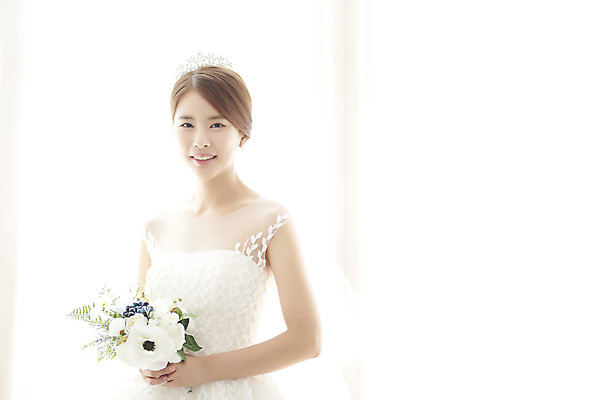포토 JPG 스튜디오촬영 여자 행복 신부 부케 웨딩드레스 결혼 실내 사랑 한명 들기 앉기 상반신 20대 성인 옆모습 한국인 즐거움 티아라 성인여자한명만 웨딩촬영 국내포토 1 드레스 감정 뷰포인트 꽃다발 모션 왕관 사람 동양인 이벤트 청년 내부 기념사진 여자한명만 성인여자만 파일형식