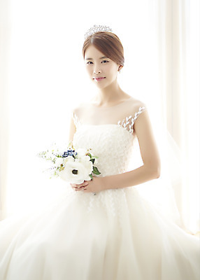 포토 JPG 스튜디오촬영 여자 행복 신부 부케 웨딩드레스 결혼 실내 사랑 한명 미소 들기 앉기 상반신 20대 성인 옆모습 한국인 즐거움 티아라 성인여자한명만 웨딩촬영 국내포토 1 드레스 감정 뷰포인트 꽃다발 모션 왕관 표정 사람 동양인 이벤트 청년 내부 기념사진 여자한명만 성인여자만 파일형식