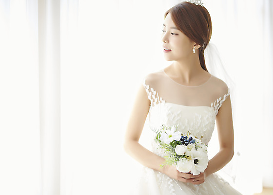 포토 JPG 스튜디오촬영 여자 행복 신부 부케 웨딩드레스 결혼 실내 사랑 한명 들기 앉기 상반신 20대 성인 앞모습 한국인 즐거움 티아라 성인여자한명만 웨딩촬영 국내포토 1 드레스 감정 뷰포인트 꽃다발 모션 왕관 사람 동양인 이벤트 청년 내부 기념사진 여자한명만 성인여자만 파일형식