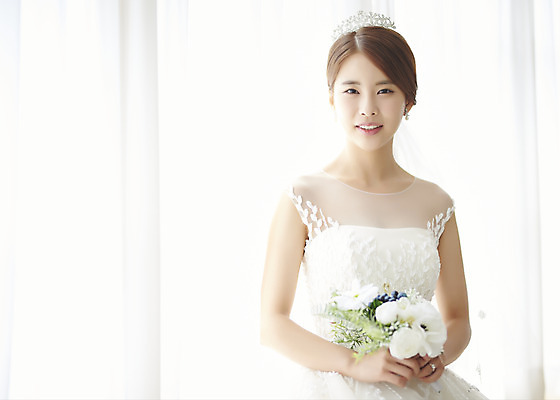 포토 JPG 스튜디오촬영 여자 행복 신부 부케 웨딩드레스 결혼 실내 사랑 한명 미소 들기 앉기 상반신 20대 성인 앞모습 한국인 즐거움 티아라 성인여자한명만 웨딩촬영 국내포토 1 드레스 감정 뷰포인트 꽃다발 모션 왕관 표정 사람 동양인 이벤트 청년 내부 기념사진 여자한명만 성인여자만 파일형식