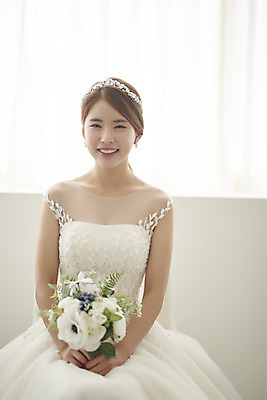 포토 JPG 스튜디오촬영 여자 행복 신부 부케 웨딩드레스 결혼 실내 사랑 한명 미소 들기 앉기 상반신 20대 성인 앞모습 한국인 즐거움 티아라 성인여자한명만 웨딩촬영 국내포토 1 드레스 감정 뷰포인트 꽃다발 모션 왕관 표정 사람 동양인 이벤트 청년 내부 기념사진 여자한명만 성인여자만 파일형식