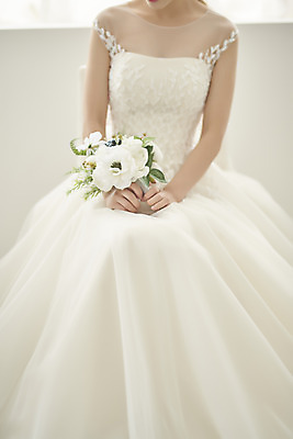 포토 JPG 스튜디오촬영 여자 행복 신부 부케 웨딩드레스 결혼 실내 사랑 한명 들기 앉기 상반신 20대 성인 앞모습 한국인 즐거움 성인여자한명만 웨딩촬영 국내포토 1 드레스 감정 뷰포인트 꽃다발 모션 사람 동양인 이벤트 청년 내부 기념사진 여자한명만 성인여자만 파일형식