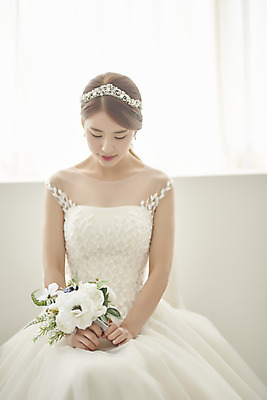 포토 JPG 스튜디오촬영 여자 행복 신부 부케 웨딩드레스 결혼 실내 사랑 한명 들기 앉기 상반신 20대 성인 앞모습 한국인 즐거움 티아라 성인여자한명만 웨딩촬영 국내포토 1 드레스 감정 뷰포인트 꽃다발 모션 왕관 사람 동양인 이벤트 청년 내부 기념사진 여자한명만 성인여자만 파일형식