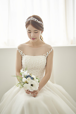 포토 JPG 스튜디오촬영 여자 행복 신부 부케 웨딩드레스 결혼 실내 사랑 한명 들기 앉기 상반신 20대 성인 앞모습 한국인 즐거움 티아라 성인여자한명만 웨딩촬영 국내포토 1 드레스 감정 뷰포인트 꽃다발 모션 왕관 사람 동양인 이벤트 청년 내부 기념사진 여자한명만 성인여자만 파일형식