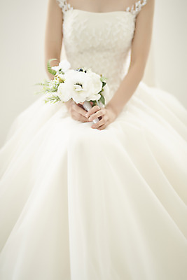 포토 JPG 스튜디오촬영 여자 행복 신부 부케 웨딩드레스 결혼 실내 사랑 한명 들기 앉기 상반신 20대 성인 앞모습 한국인 즐거움 성인여자한명만 웨딩촬영 국내포토 1 드레스 감정 뷰포인트 꽃다발 모션 사람 동양인 이벤트 청년 내부 기념사진 여자한명만 성인여자만 파일형식