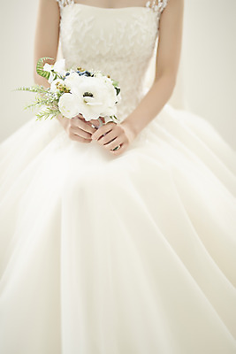 포토 JPG 스튜디오촬영 여자 행복 신부 부케 웨딩드레스 결혼 실내 사랑 한명 들기 앉기 상반신 20대 성인 앞모습 한국인 즐거움 성인여자한명만 웨딩촬영 국내포토 1 드레스 감정 뷰포인트 꽃다발 모션 사람 동양인 이벤트 청년 내부 기념사진 여자한명만 성인여자만 파일형식