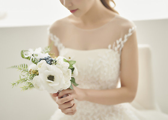 포토 JPG 스튜디오촬영 여자 행복 신부 부케 웨딩드레스 결혼 실내 사랑 한명 들기 앉기 상반신 20대 성인 앞모습 한국인 즐거움 성인여자한명만 웨딩촬영 국내포토 1 드레스 감정 뷰포인트 꽃다발 모션 사람 동양인 이벤트 청년 내부 기념사진 여자한명만 성인여자만 파일형식