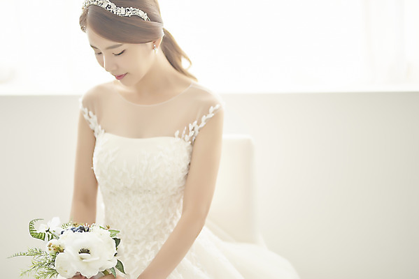 포토 JPG 스튜디오촬영 여자 행복 신부 부케 웨딩드레스 결혼 실내 사랑 한명 들기 앉기 상반신 20대 성인 앞모습 한국인 즐거움 티아라 성인여자한명만 웨딩촬영 국내포토 1 드레스 감정 뷰포인트 꽃다발 모션 왕관 사람 동양인 이벤트 청년 내부 기념사진 여자한명만 성인여자만 파일형식