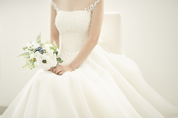 포토 JPG 스튜디오촬영 여자 행복 신부 부케 웨딩드레스 결혼 실내 사랑 한명 들기 앉기 상반신 20대 성인 앞모습 한국인 즐거움 성인여자한명만 웨딩촬영 국내포토 1 드레스 감정 뷰포인트 꽃다발 모션 사람 동양인 이벤트 청년 내부 기념사진 여자한명만 성인여자만 파일형식