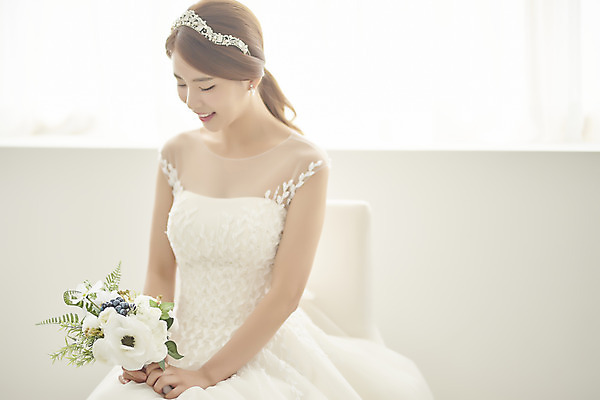 포토 JPG 스튜디오촬영 여자 행복 신부 부케 웨딩드레스 결혼 실내 사랑 한명 들기 앉기 상반신 20대 성인 앞모습 한국인 즐거움 티아라 성인여자한명만 웨딩촬영 국내포토 1 드레스 감정 뷰포인트 꽃다발 모션 왕관 사람 동양인 이벤트 청년 내부 기념사진 여자한명만 성인여자만 파일형식