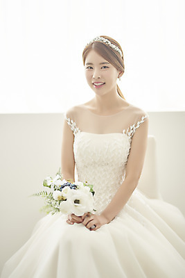 포토 JPG 스튜디오촬영 여자 행복 신부 부케 웨딩드레스 결혼 실내 사랑 한명 미소 들기 앉기 상반신 20대 성인 앞모습 한국인 즐거움 티아라 성인여자한명만 웨딩촬영 국내포토 1 드레스 감정 뷰포인트 꽃다발 모션 왕관 표정 사람 동양인 이벤트 청년 내부 기념사진 여자한명만 성인여자만 파일형식