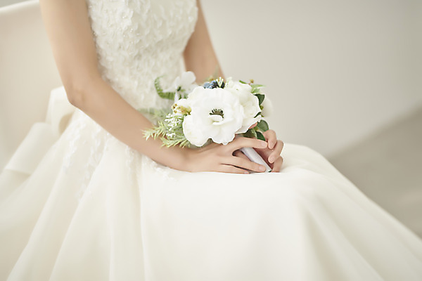 포토 JPG 스튜디오촬영 여자 행복 신부 부케 웨딩드레스 결혼 실내 사랑 한명 들기 앉기 상반신 20대 성인 옆모습 한국인 즐거움 성인여자한명만 웨딩촬영 국내포토 1 드레스 감정 뷰포인트 꽃다발 모션 사람 동양인 이벤트 청년 내부 기념사진 여자한명만 성인여자만 파일형식