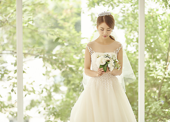 포토 JPG 스튜디오촬영 여자 행복 신부 부케 웨딩드레스 결혼 창문 나뭇잎 실내 사랑 한명 들기 앉기 상반신 20대 성인 앞모습 한국인 창가 즐거움 티아라 성인여자한명만 웨딩촬영 국내포토 1 드레스 감정 뷰포인트 꽃다발 잎 모션 왕관 사람 동양인 이벤트 청년 내부 기념사진 여자한명만 성인여자만 파일형식