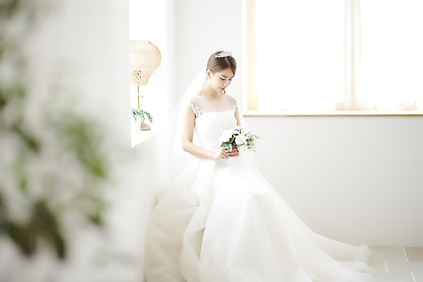 포토 JPG 스튜디오촬영 전신 여자 행복 신부 부케 웨딩드레스 결혼 면사포 실내 사랑 한명 들기 앉기 20대 성인 앞모습 아웃포커스 한국인 즐거움 티아라 성인여자한명만 웨딩촬영 국내포토 1 드레스 감정 뷰포인트 꽃다발 모션 왕관 촬영기법 사람 동양인 이벤트 청년 내부 결혼소품 기념사진 여자한명만 성인여자만 파일형식