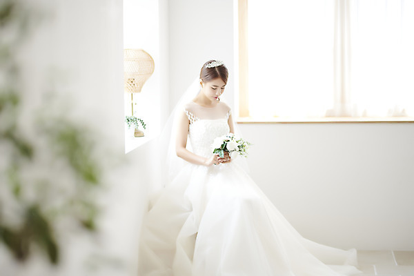 포토 JPG 스튜디오촬영 전신 여자 행복 신부 부케 웨딩드레스 결혼 면사포 실내 사랑 한명 들기 앉기 20대 성인 옆모습 한국인 즐거움 티아라 성인여자한명만 웨딩촬영 국내포토 1 드레스 감정 뷰포인트 꽃다발 모션 왕관 사람 동양인 이벤트 청년 내부 결혼소품 기념사진 여자한명만 성인여자만 파일형식