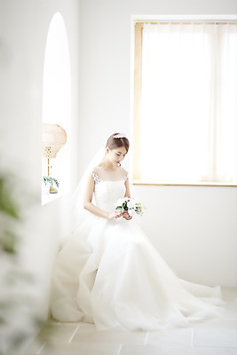 포토 JPG 스튜디오촬영 전신 여자 행복 신부 부케 웨딩드레스 결혼 면사포 실내 사랑 한명 들기 앉기 20대 성인 옆모습 한국인 즐거움 티아라 성인여자한명만 웨딩촬영 국내포토 1 드레스 감정 뷰포인트 꽃다발 모션 왕관 사람 동양인 이벤트 청년 내부 결혼소품 기념사진 여자한명만 성인여자만 파일형식