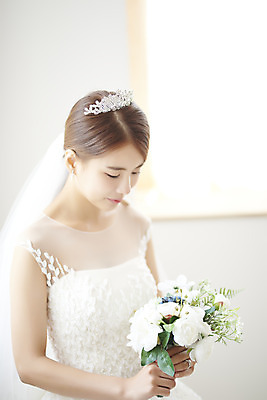 포토 JPG 스튜디오촬영 여자 행복 신부 부케 웨딩드레스 결혼 면사포 실내 사랑 한명 서기 들기 상반신 20대 성인 옆모습 한국인 즐거움 티아라 성인여자한명만 웨딩촬영 국내포토 1 드레스 감정 뷰포인트 꽃다발 모션 왕관 사람 동양인 이벤트 청년 내부 결혼소품 기념사진 여자한명만 성인여자만 파일형식