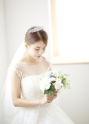 포토 JPG 스튜디오촬영 여자 행복 신부 부케 웨딩드레스 결혼 면사포 실내 사랑 한명 서기 들기 상반신 20대 성인 옆모습 한국인 즐거움 티아라 성인여자한명만 웨딩촬영 국내포토 1 드레스 감정 뷰포인트 꽃다발 모션 왕관 사람 동양인 이벤트 청년 내부 결혼소품 기념사진 여자한명만 성인여자만 파일형식