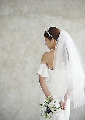 포토 JPG 스튜디오촬영 여자 행복 신부 부케 웨딩드레스 결혼 실내 사랑 한명 서기 들기 상반신 20대 성인 뒷모습 한국인 즐거움 티아라 성인여자한명만 웨딩촬영 국내포토 1 드레스 감정 뷰포인트 꽃다발 모션 왕관 사람 동양인 이벤트 청년 내부 기념사진 여자한명만 성인여자만 파일형식