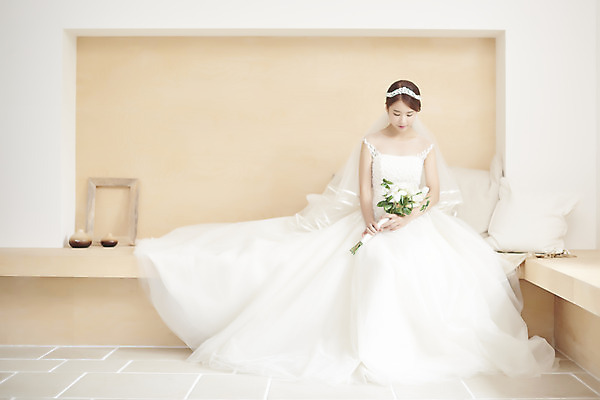 포토 JPG 스튜디오촬영 전신 여자 행복 신부 부케 웨딩드레스 결혼 실내 사랑 한명 들기 앉기 20대 성인 앞모습 한국인 즐거움 티아라 성인여자한명만 웨딩촬영 국내포토 1 드레스 감정 뷰포인트 꽃다발 모션 왕관 사람 동양인 이벤트 청년 내부 기념사진 여자한명만 성인여자만 파일형식