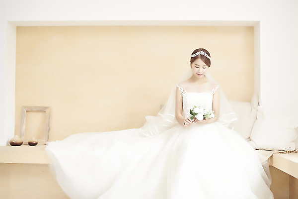 포토 JPG 스튜디오촬영 전신 여자 행복 신부 부케 웨딩드레스 결혼 실내 사랑 한명 들기 앉기 20대 성인 앞모습 한국인 즐거움 티아라 성인여자한명만 웨딩촬영 국내포토 1 드레스 감정 뷰포인트 꽃다발 모션 왕관 사람 동양인 이벤트 청년 내부 기념사진 여자한명만 성인여자만 파일형식