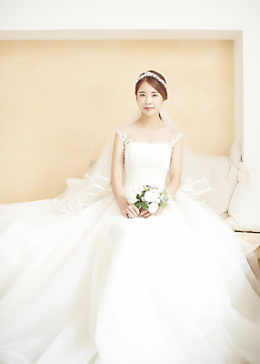 포토 JPG 스튜디오촬영 전신 여자 행복 신부 부케 웨딩드레스 결혼 실내 사랑 한명 들기 앉기 20대 성인 앞모습 한국인 즐거움 티아라 성인여자한명만 웨딩촬영 국내포토 1 드레스 감정 뷰포인트 꽃다발 모션 왕관 사람 동양인 이벤트 청년 내부 기념사진 여자한명만 성인여자만 파일형식