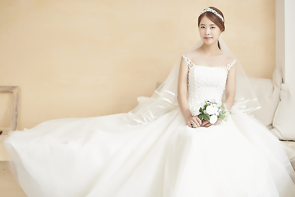 포토 JPG 스튜디오촬영 전신 여자 행복 신부 부케 웨딩드레스 결혼 실내 사랑 한명 들기 앉기 20대 성인 앞모습 한국인 즐거움 티아라 성인여자한명만 웨딩촬영 국내포토 1 드레스 감정 뷰포인트 꽃다발 모션 왕관 사람 동양인 이벤트 청년 내부 기념사진 여자한명만 성인여자만 파일형식