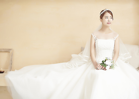 포토 JPG 스튜디오촬영 전신 응시 여자 행복 신부 부케 웨딩드레스 결혼 실내 사랑 한명 들기 앉기 20대 성인 앞모습 한국인 즐거움 티아라 성인여자한명만 웨딩촬영 국내포토 1 시선 드레스 감정 뷰포인트 꽃다발 모션 왕관 사람 동양인 이벤트 청년 내부 기념사진 여자한명만 성인여자만 파일형식