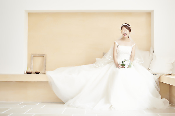 포토 JPG 스튜디오촬영 전신 여자 행복 신부 부케 웨딩드레스 결혼 실내 사랑 한명 미소 들기 앉기 20대 성인 앞모습 한국인 즐거움 티아라 성인여자한명만 웨딩촬영 국내포토 1 드레스 감정 뷰포인트 꽃다발 모션 왕관 표정 사람 동양인 이벤트 청년 내부 기념사진 여자한명만 성인여자만 파일형식