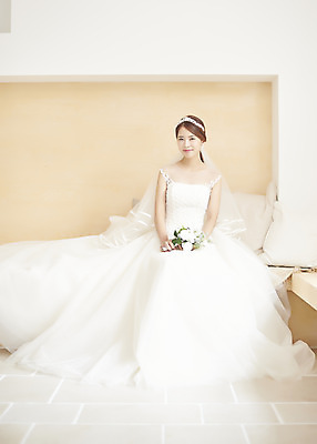 포토 JPG 스튜디오촬영 전신 여자 행복 신부 부케 웨딩드레스 결혼 면사포 실내 사랑 한명 미소 들기 앉기 20대 성인 앞모습 한국인 즐거움 티아라 성인여자한명만 웨딩촬영 국내포토 1 드레스 감정 뷰포인트 꽃다발 모션 왕관 표정 사람 동양인 이벤트 청년 내부 결혼소품 기념사진 여자한명만 성인여자만 파일형식