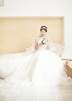 포토 JPG 스튜디오촬영 전신 여자 행복 신부 부케 웨딩드레스 결혼 면사포 실내 사랑 한명 들기 앉기 20대 성인 앞모습 한국인 즐거움 티아라 성인여자한명만 웨딩촬영 국내포토 1 드레스 감정 뷰포인트 꽃다발 모션 왕관 사람 동양인 이벤트 청년 내부 결혼소품 기념사진 여자한명만 성인여자만 파일형식