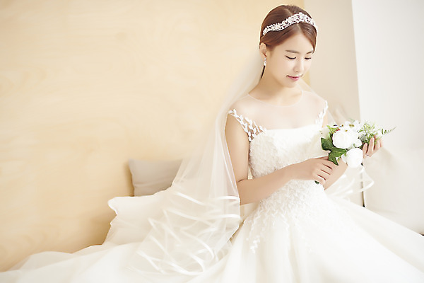 포토 JPG 스튜디오촬영 응시 여자 행복 신부 부케 웨딩드레스 결혼 면사포 실내 사랑 한명 들기 앉기 상반신 20대 성인 앞모습 한국인 즐거움 티아라 성인여자한명만 웨딩촬영 국내포토 1 시선 드레스 감정 뷰포인트 꽃다발 모션 왕관 사람 동양인 이벤트 청년 내부 결혼소품 기념사진 여자한명만 성인여자만 파일형식