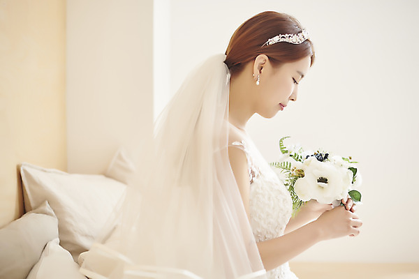 포토 JPG 스튜디오촬영 응시 여자 행복 신부 부케 웨딩드레스 결혼 면사포 실내 사랑 한명 들기 앉기 상반신 20대 성인 옆모습 한국인 즐거움 티아라 성인여자한명만 웨딩촬영 국내포토 1 시선 드레스 감정 뷰포인트 꽃다발 모션 왕관 사람 동양인 이벤트 청년 내부 결혼소품 기념사진 여자한명만 성인여자만 파일형식